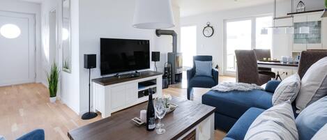 Smart TV, chimenea, estéreo