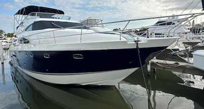 LUXURY YACHT IN DOWNTOWN MILWAUKEE 3BR, KITCHEN, FLYBRIDGE, AMAZING VIEWS!