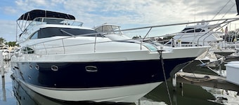 LUXURY YACHT IN DOWNTOWN MILWAUKEE 3BR, KITCHEN, FLYBRIDGE, AMAZING VIEWS!