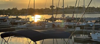 LUXURY YACHT IN DOWNTOWN MILWAUKEE 3BR, KITCHEN, FLYBRIDGE, AMAZING VIEWS!