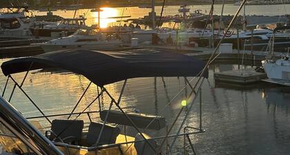 LUXURY YACHT IN DOWNTOWN MILWAUKEE 3BR, KITCHEN, FLYBRIDGE, AMAZING VIEWS!