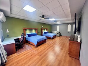 1 habitación, tabla de planchar con plancha, wifi y ropa de cama