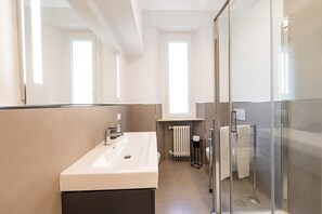 Douche, séchoir à cheveux, bidet