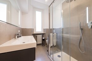 Bruser, hårtørrer, bidet