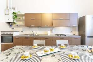 Jääkaappi, liesi, keittoastiat/astiat/ruokailuvälineet