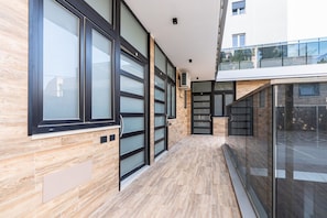 A modern building with large windows, a wooden floor, and a glass balcony. - Cozy 36 sqm apartment in Trani, ideal for 2 people. Located on the ground floor, it includes a reserved outdoor parking space. Just a short walk from the center of Trani, it offers easy access to all the main attractions. Trani is a charming city in Pugl (Trani)