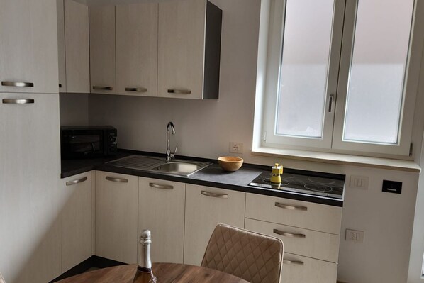 Fridge, microwave, stovetop, cookware/dishes/utensils