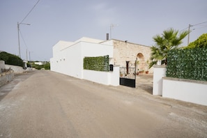 Exterior - Cozy apartment located in a historic building with typical architecture and equipped with all comforts to accommodate up to 4 people. The accommodation is located on the immediate outskirts of Locorotondo, near a small square set up with benches, hammock (Città Metropolitana di Bari)