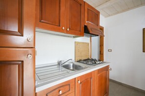 Kühlschrank, Herdplatte, Kochgeschirr/Geschirr/Besteck