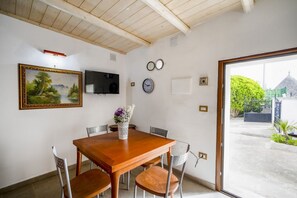 Dining - Cozy apartment located in a historic building with typical architecture and equipped with all comforts to accommodate up to 4 people. The accommodation is located on the immediate outskirts of Locorotondo, near a small square set up with benches, hammock (Città Metropolitana di Bari)