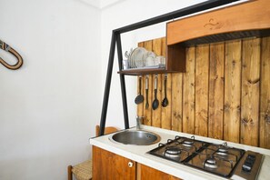 Kühlschrank, Herdplatte, Kochgeschirr/Geschirr/Besteck