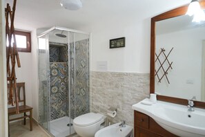 Dusche, Haartrockner, Bidet, Handtücher