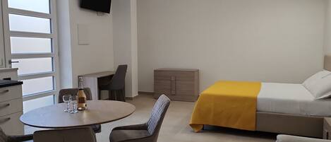 Tabla de planchar con plancha, wifi, ropa de cama