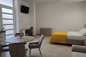 Iron/ironing board, WiFi, bed sheets - GuestHost - Cozy 42 sqm apartment in Trani, ideal for 4 people. Located on the ground floor, it includes a reserved outdoor parking space. Just a short walk from the center of Trani, it offers easy access to all the main attractions. Trani is a charming  (Trani)
