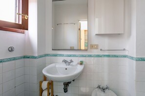 Shower, hair dryer, bidet, towels - GuestHost - Cozy and quiet apartment of 60 sqm, for 4 people, located on the 1st floor of a building (no elevator). The property is located near Piazza Dalmazia, from where the tram leaves to reach in a few minutes the Santa Maria Novella Station and the (Florence)