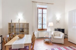TV - GuestHost - Cozy and quiet apartment of 60 sqm, for 4 people, located on the 1st floor of a building (no elevator). The property is located near Piazza Dalmazia, from where the tram leaves to reach in a few minutes the Santa Maria Novella Station and the (Florence)