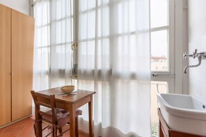 Douche, sĂšche-cheveux, bidet, serviettes fournies