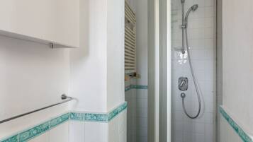 Een douche, een haardroger, een bidet, handdoeken