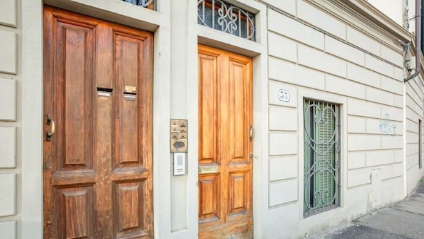 A building with two wooden doors, a window with green shutters, and a number '35' sign. - GuestHost - Cozy and quiet apartment of 60 sqm, for 4 people, located on the 1st floor of a building (no elevator). The property is located near Piazza Dalmazia, from where the tram leaves to reach in a few minutes the Santa Maria Novella Station and the (Florence)