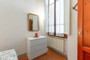 1 habitación, tabla de planchar con plancha, wifi y ropa de cama