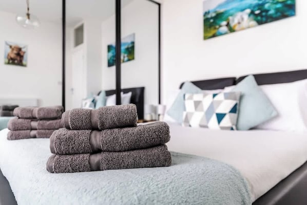 2 bedrooms, iron/ironing board, travel cot, WiFi - 1-min walk to High St, 3-min to Mumbles beach (Mumbles)