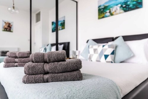 1-min walk to High St, 3-min to Mumbles beach