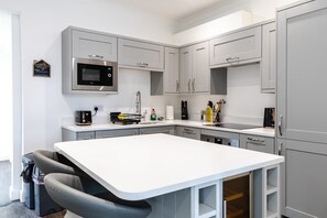 Kühlschrank, Mikrowelle, Ofen, Geschirrspüler