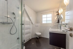 Unclassified image, 4 of 20, button