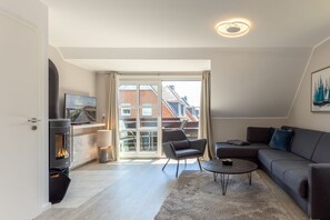 Fernseher, Kamin, Stereoanlage