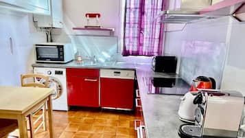 Refrigerador con freezer, microondas, horno, lavavajillas