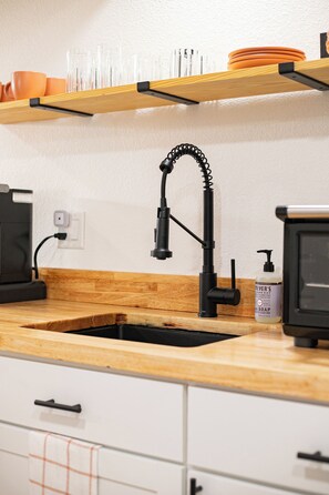 Refrigerador, microondas y parrilla de estufa