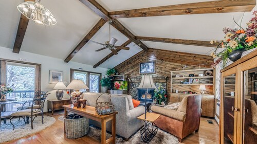 'Distinct stay' guaranteed at Lone Pine!  Pet friendly