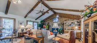 'Distinct stay' guaranteed at Lone Pine!  Pet friendly