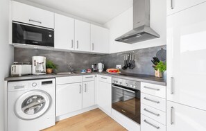 Frigorifero, microonde, forno, piano cottura