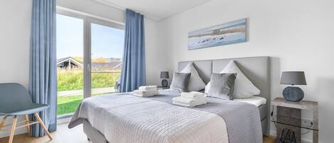 2 quartos, ferros/tábuas de passar roupa, berço de viagem