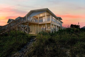 Exterior - Amazing Views! Oceanfront next to Pier. 5 bed 5 bath. Sleeps 11. Family Friendly (Oak Island)