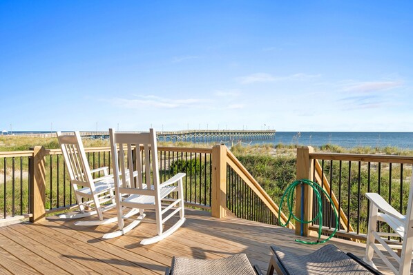Property grounds - Amazing Views! Oceanfront next to Pier. 5 bed 5 bath. Sleeps 11. Family Friendly (Oak Island)