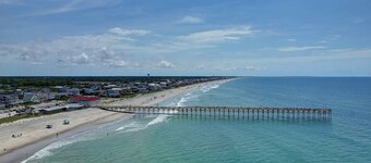 Amazing Views! Oceanfront next to Pier. 5 bed 5 bath. Sleeps 11. Family Friendly