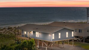 Exterior - Amazing Views! Oceanfront next to Pier. 5 bed 5 bath. Sleeps 11. Family Friendly (Oak Island)