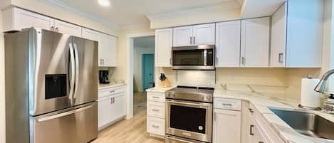 Refrigerador, microondas, placa de cocina, lavavajillas