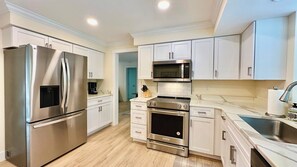 Køleskab, mikrobølgeovn, kogeplade, opvaskemaskine