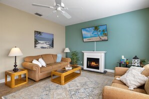 Een televisie en een open haard