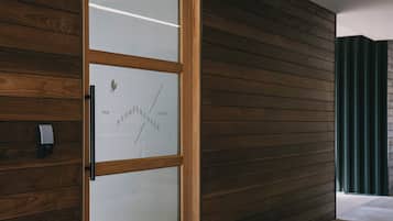 Pared de madera con una puerta de cristal que dice "The Stonebreaker Hotel".