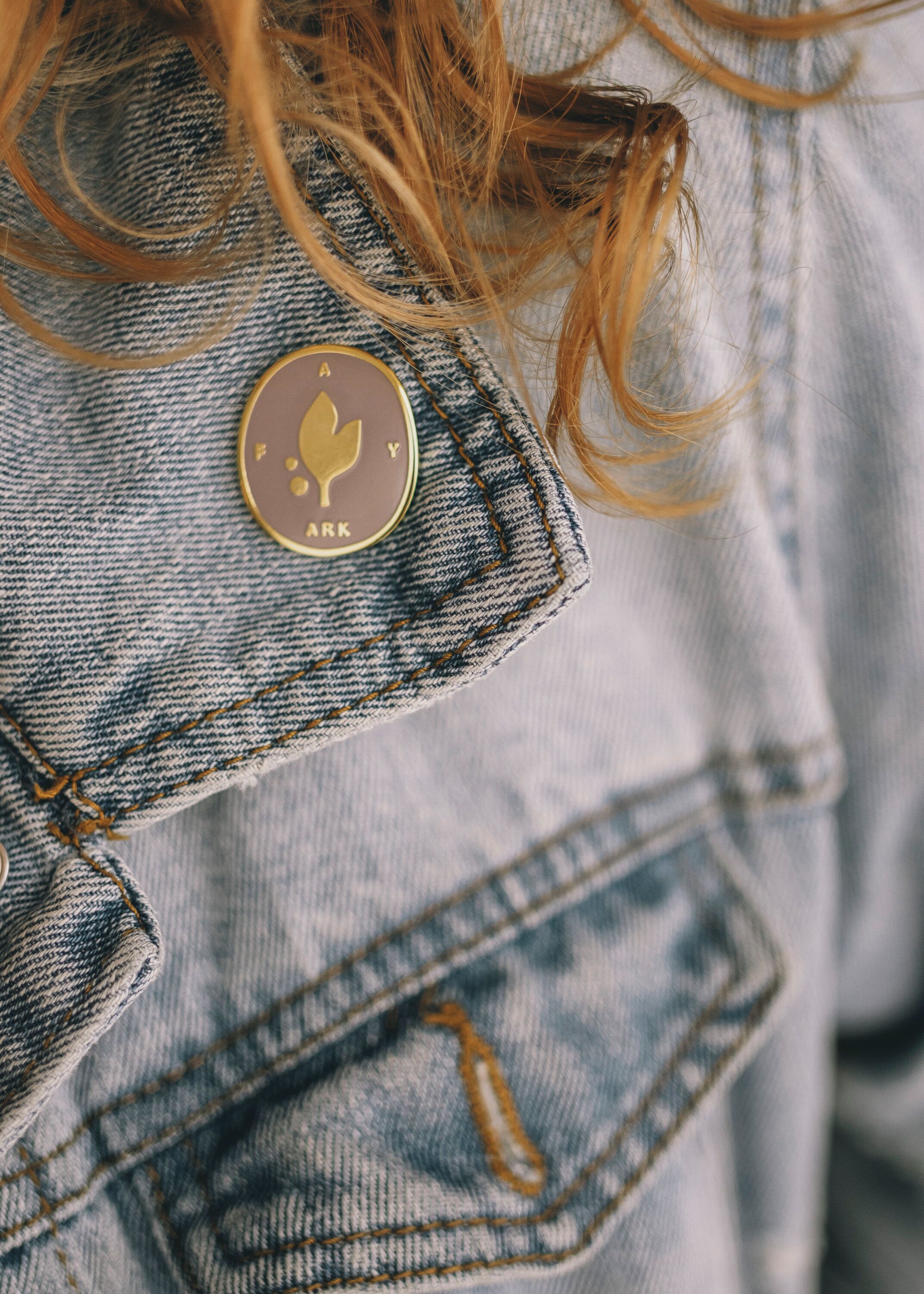 Una chaqueta vaquera con un distintivo en el cuello.