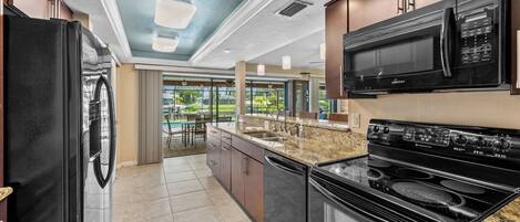 Refrigerador, microondas, horno, placa de cocina