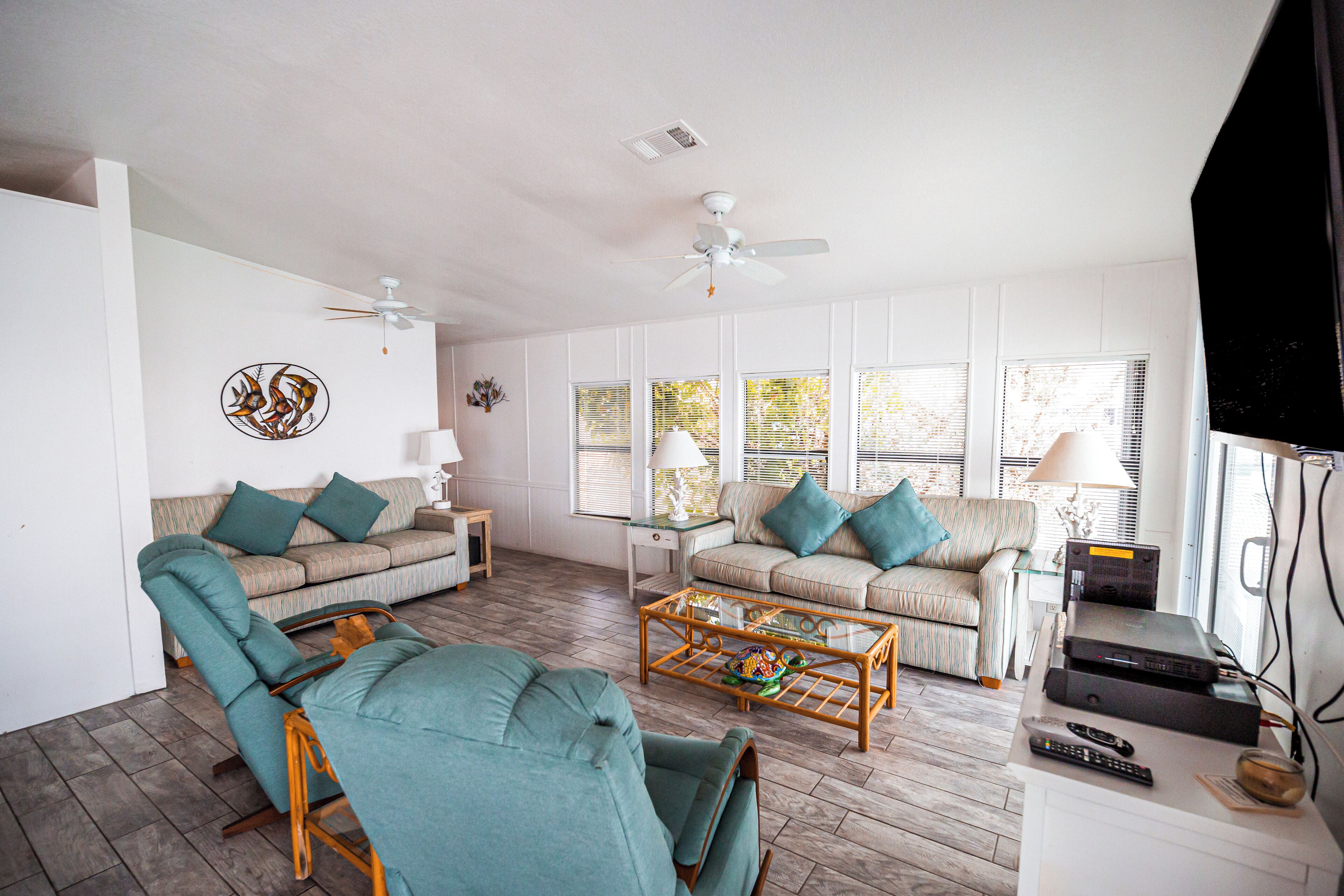 Een televisie, een tafeltennistafel en boeken