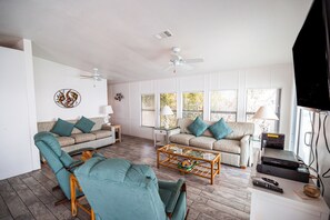 Televisio, pöytätennispöytä, kirjoja