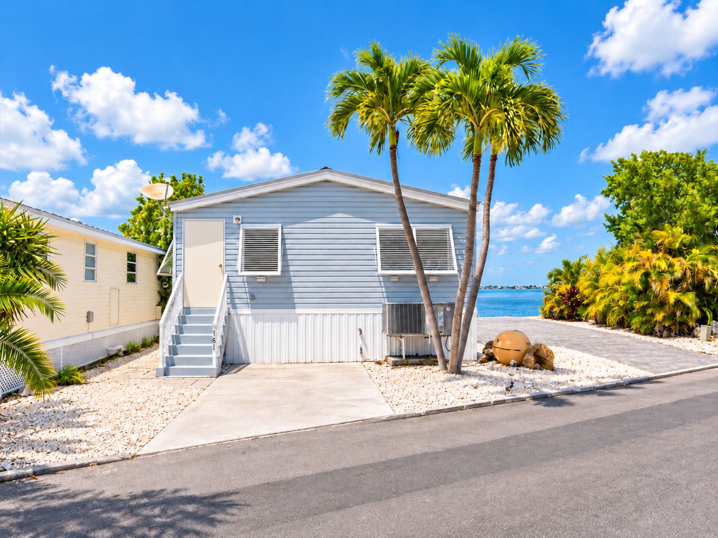 Einbungalow mit Veranda, einer kleinen angeschlossenen Garage und freiem Blick auf den Ozean.