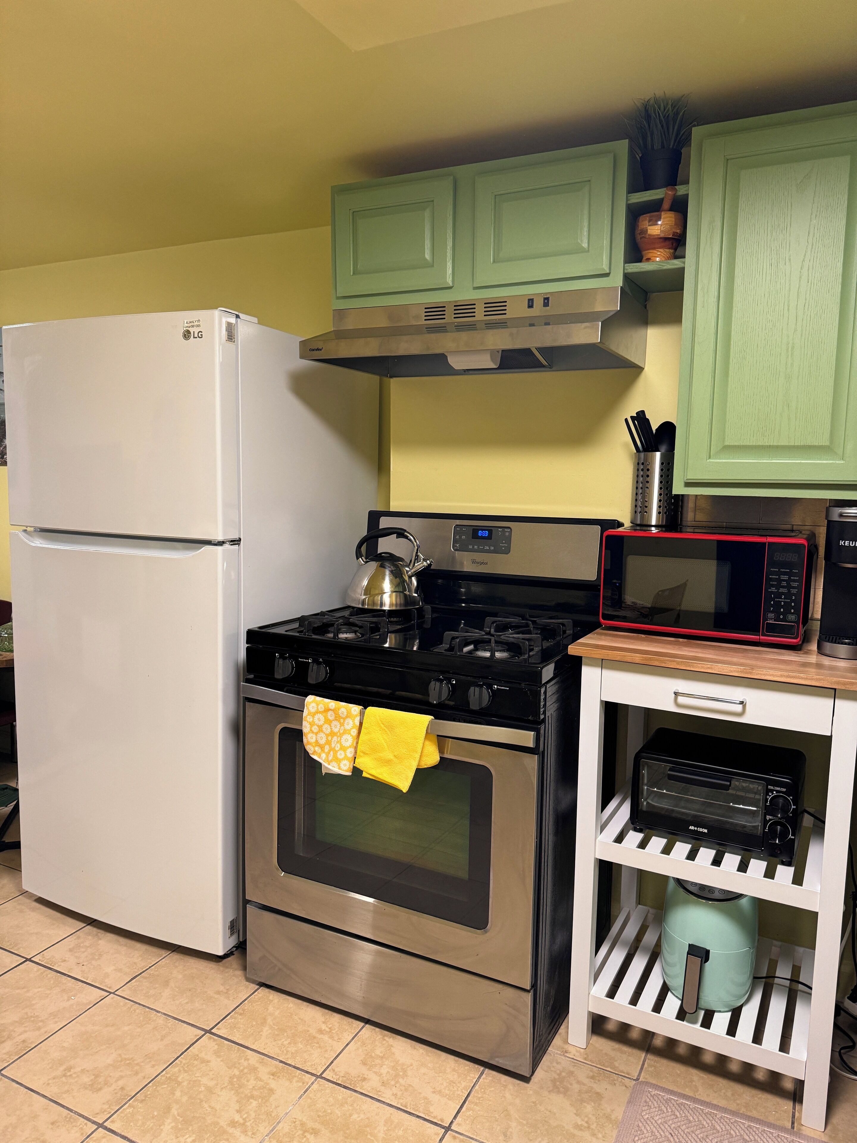 Clean, cozy and close to NYC Quite neighborhood close to public transportation.
