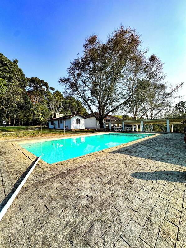 Una piscina al aire libre